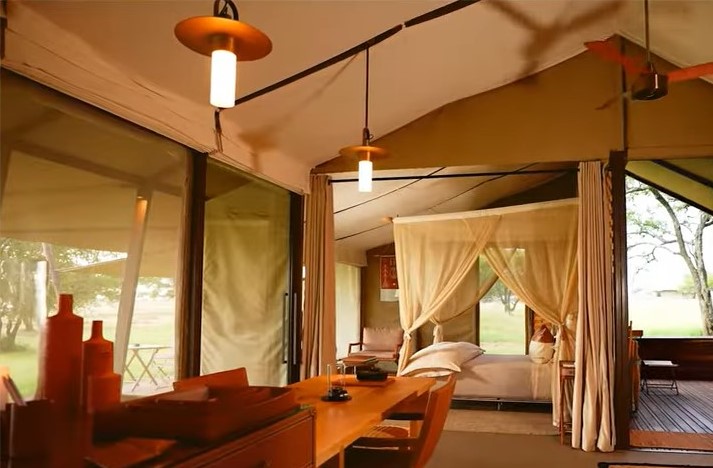 Mara river crossing on wildebeest migration safari